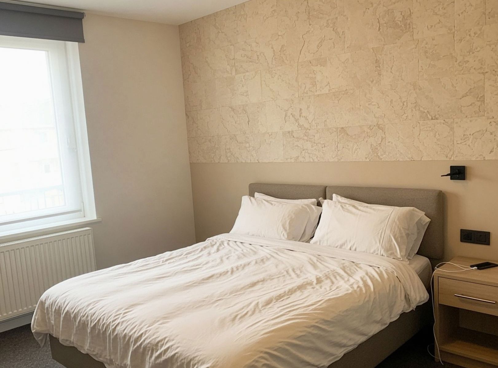 Chambre d’hôtel, linge légèrement froissé, lumière de côté